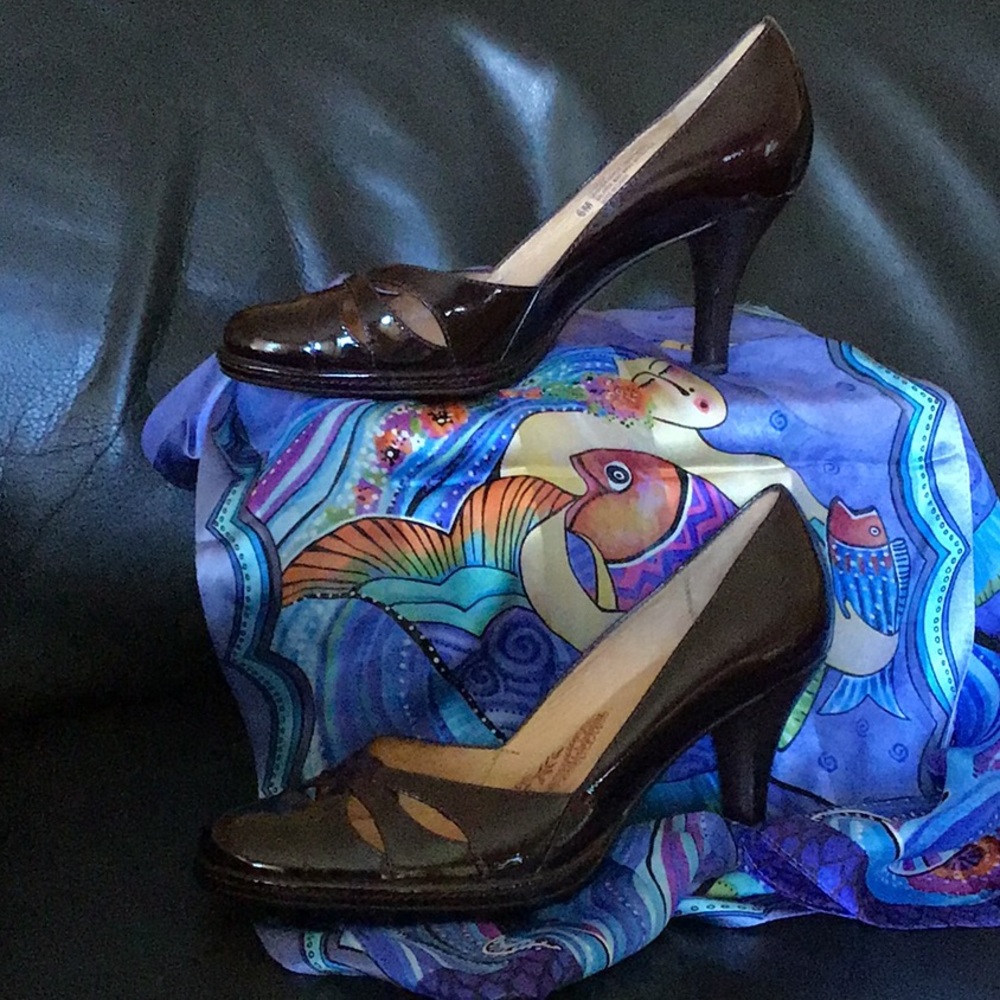 Sofft patent leather size 6 heels dark burgundy